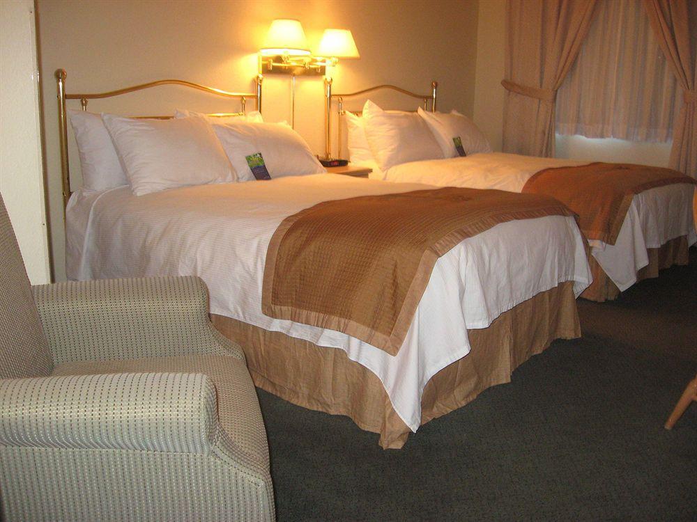 Holiday Inn Express Hotel & Suites Uptown Fredericton By Ihg Bagian luar foto
