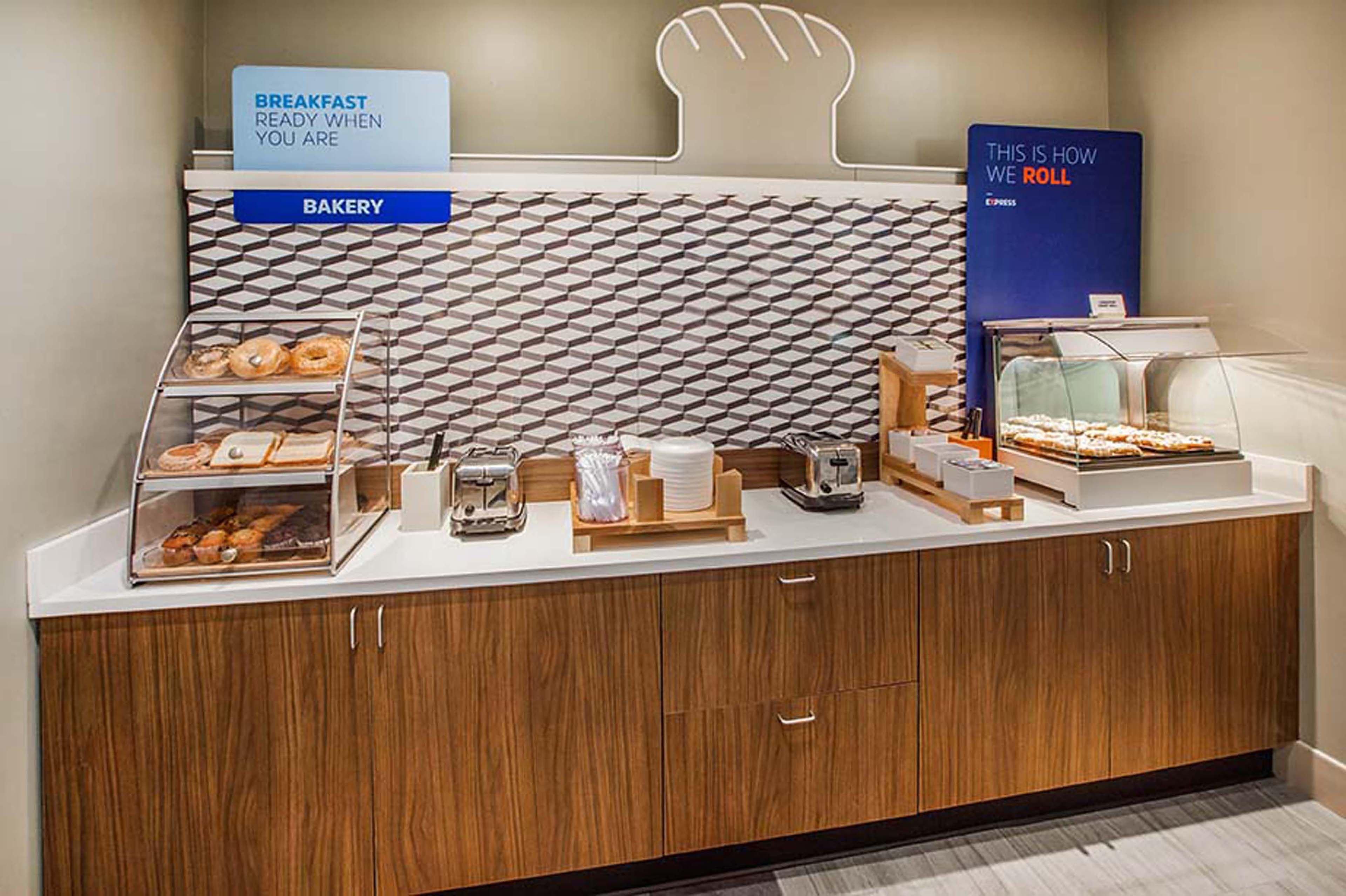 Holiday Inn Express Hotel & Suites Uptown Fredericton By Ihg Bagian luar foto