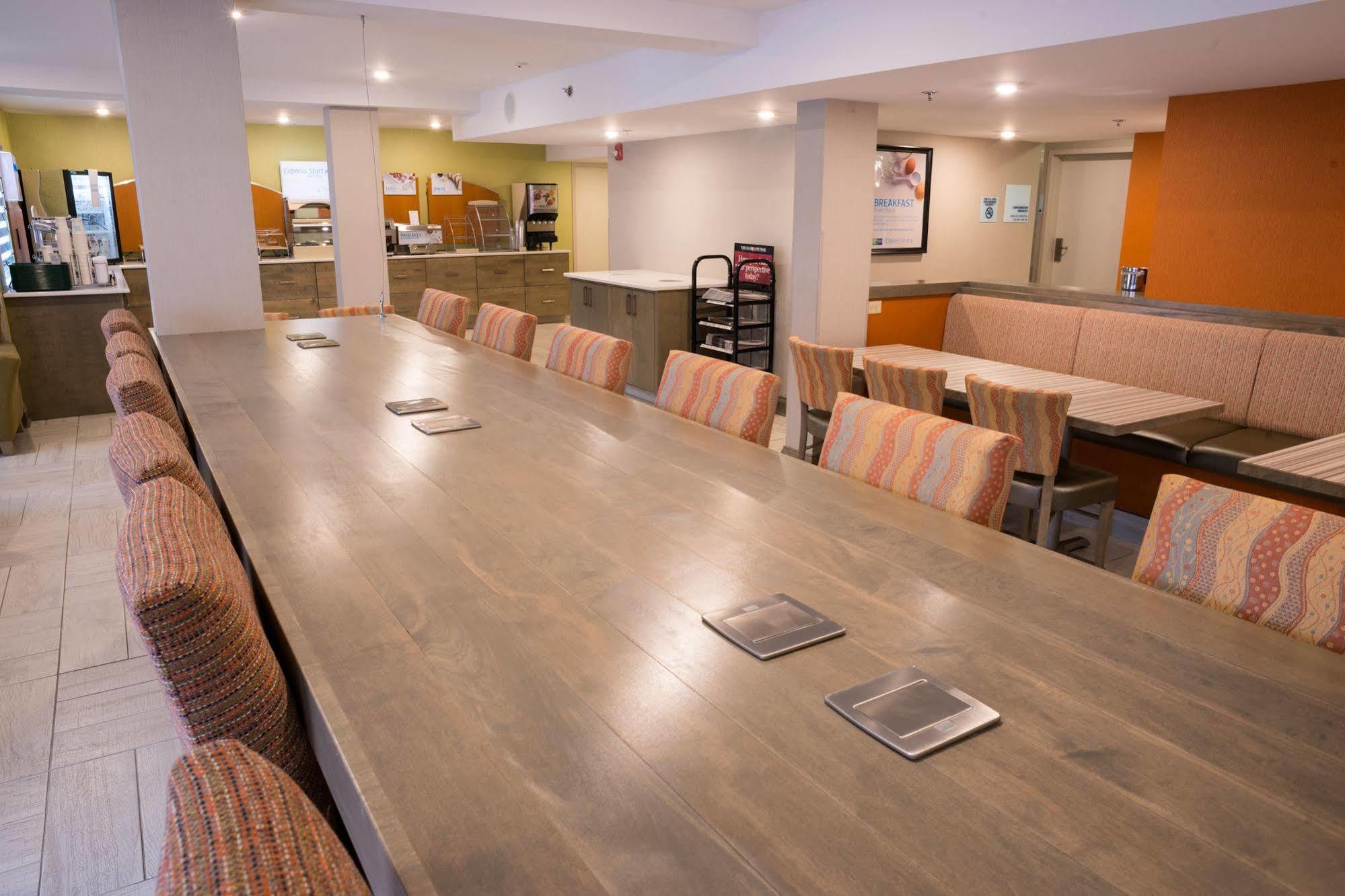 Holiday Inn Express Hotel & Suites Uptown Fredericton By Ihg Bagian luar foto