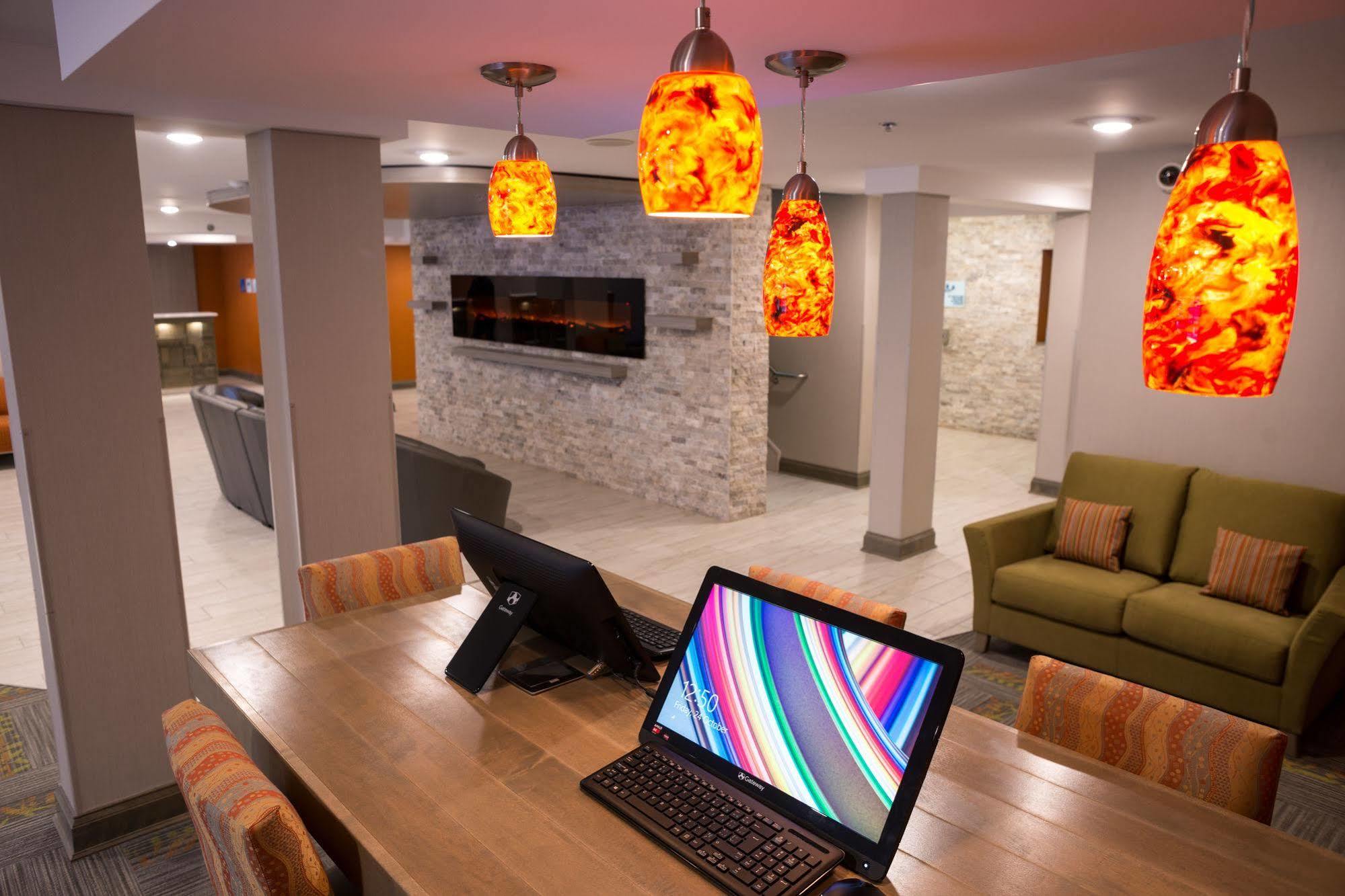 Holiday Inn Express Hotel & Suites Uptown Fredericton By Ihg Bagian luar foto
